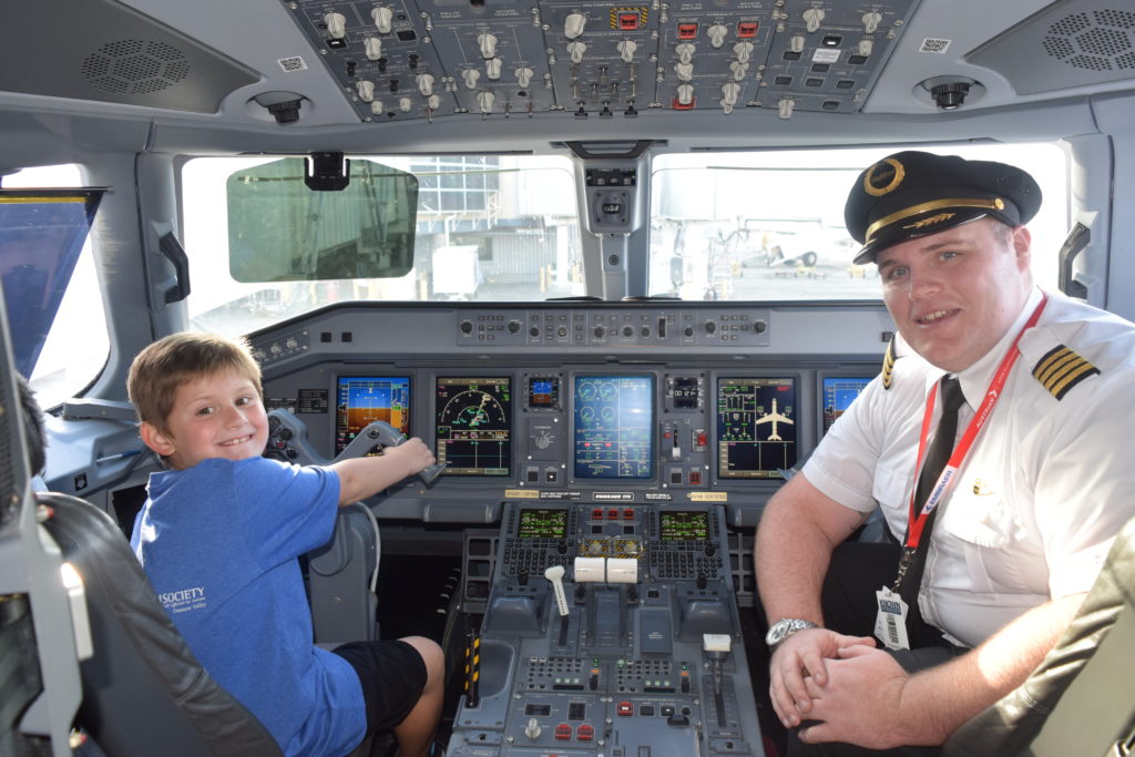 SkyWest Crews Volunteer for Wings for Autism Event in Boise