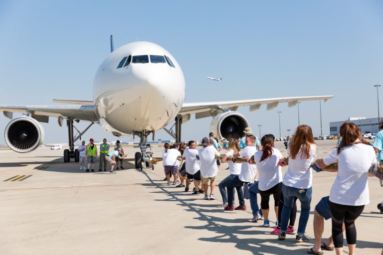 SkyWest Teams Strong at ORD Plane Pull for Special Olympics